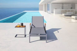 OUTFLEXX Sonnenliegen-Set, Taupe, Edelstahl/FSC-Teak, 195,5x74x35cm, Mit Armlehnen, Inkl. Beistelltisch 45x45cm -Gartenblick Geschaft 16547 2 CGI.jpg