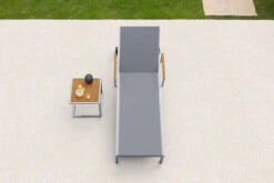 OUTFLEXX Sonnenliegen-Set, Taupe, Edelstahl/FSC-Teak, 195,5x74x35cm, Mit Armlehnen, Inkl. Beistelltisch 45x45cm -Gartenblick Geschaft 16547 3 CGI.jpg