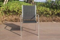 OUTFLEXX Stapelsessel, Schwarz, FSC-Teak / Edelstahl / Textilene, 63x57x93 Cm -Gartenblick Geschaft 21670 2.JPG