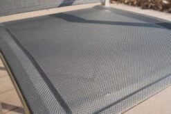 OUTFLEXX Stapelsessel, Schwarz, FSC-Teak / Edelstahl / Textilene, 63x57x93 Cm -Gartenblick Geschaft 21670 7.JPG