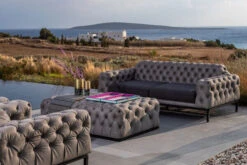 OUTFLEXX Hero Hocker, Suede Grey, Alu/Sunbrella, 150 X 90 X 45 Cm -Gartenblick Geschaft 21871 2.jpg