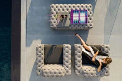 OUTFLEXX Hero Hocker, Suede Grey, Alu/Sunbrella, 150 X 90 X 45 Cm -Gartenblick Geschaft 21871 3.jpg