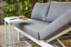 SIENA GARDEN Avenia Dining-Bank/Liege, Matt Weiß-grau/stone Grey, Aluminium, 73x195x70 Cm, Inkl. Sitz-und Rückenkissen -Gartenblick Geschaft 21999 3.jpg