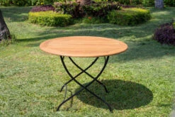 OUTFLEXX Sitzgruppe, Natur/schwarz, Stahl/FSC-Akazienholz, Ø 90 Cm, 2 Klappstühle Mit Armlehnen, Pulverbeschichtet, Geölt -Gartenblick Geschaft 23888 03.jpg