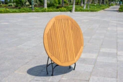 OUTFLEXX Sitzgruppe, Natur/schwarz, Stahl/FSC-Akazienholz, Ø 90 Cm, 2 Klappstühle Mit Armlehnen, Pulverbeschichtet, Geölt -Gartenblick Geschaft 23888 07.jpg