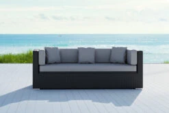 OUTFLEXX Dreisitzer-Sofa, Schwarz, Polyrattan, 210x85x70cm, Inkl. Polster + Wasserfeste Kissenbox -Gartenblick Geschaft 2392 1 BOX 2 CGI.jpg