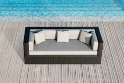 OUTFLEXX Dreisitzer-Sofa, Schwarz, Polyrattan, 210x85x70cm, Inkl. Polster + Wasserfeste Kissenbox -Gartenblick Geschaft 2392 1 BOX 3 CGI.jpg