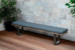 OUTFLEXX Bank, Natur, Edelstahl & Recycled FSC-Teak, 240x40x45cm, Baumkante -Gartenblick Geschaft 2 20358.jpg