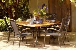 HARTMAN Raffaelo Stapelsessel, Xerix/anthrazit, Alu/Textilene, Mit FSC-Teak-Armlehnen -Gartenblick Geschaft 3 11666 2.jpg