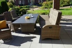 Ploß Rabida Comfort Dining / Lounge 3-Sitzer Sofa, Champagner-meliert, Polyrattan, 210x85x112 Cm, Verstellbar 24 Ploß Rabida Comfort Dining / Lounge 3-Sitzer Sofa, Champagner-meliert, Polyrattan, 210x85x112 Cm, Verstellbar -Gartenblick Geschaft 3 20164.jpg