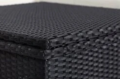 OUTFLEXX Loungemöbel-Set, Schwarz, Polyrattan, 6 Personen, Wasserfeste Kissenbox, Inkl. Loungetisch 20 OUTFLEXX Loungemöbel-Set, Schwarz, Polyrattan, 6 Personen, Wasserfeste Kissenbox, Inkl. Loungetisch -Gartenblick Geschaft 6 18229 BOX D.jpg